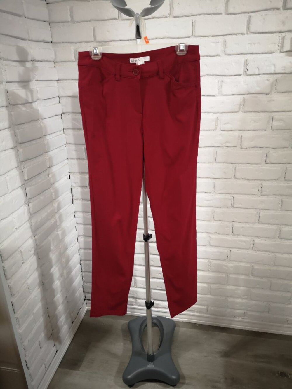 Cleo Ladies Size 6 Deep Red Zipper & Button Closure Stretch Straight Pants